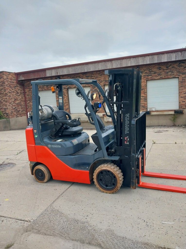 2018 5000 LB. 4 Stage Toyota Forklift