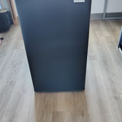 18 in. Width 3.2 cu.ft. Black Mini Refrigerator in Black