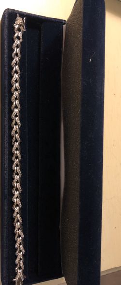 Bracelet 925 sterling silver with an diamond chips. 8”