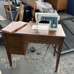 Nice singer sewing machine works great