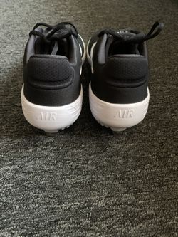 Brand new nike alpha huarache elite 2 low spikes. Size 7 men