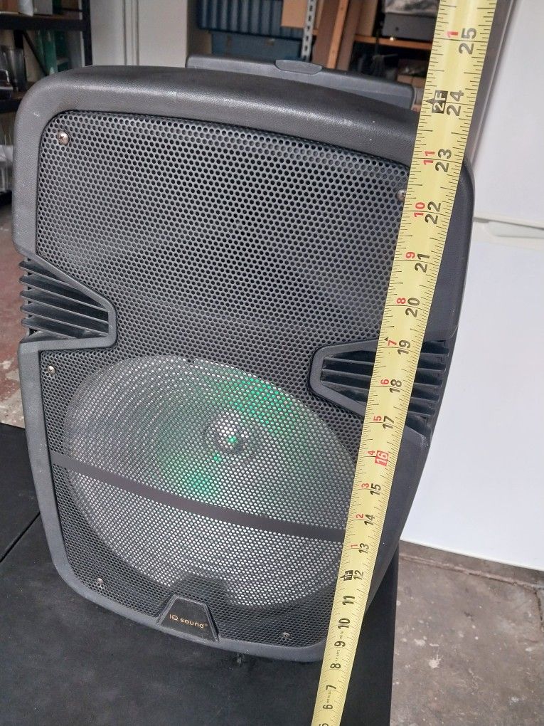12" RECHARGABLE BLUETOOTH SPEAKER I Q SOUND IN EXCELLENT WORKING CONDITION