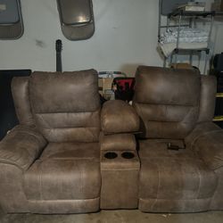 Dual Recliner with Cupholders and Console