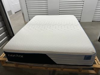Like New Nectar Classic Hybrid Queen Mattress