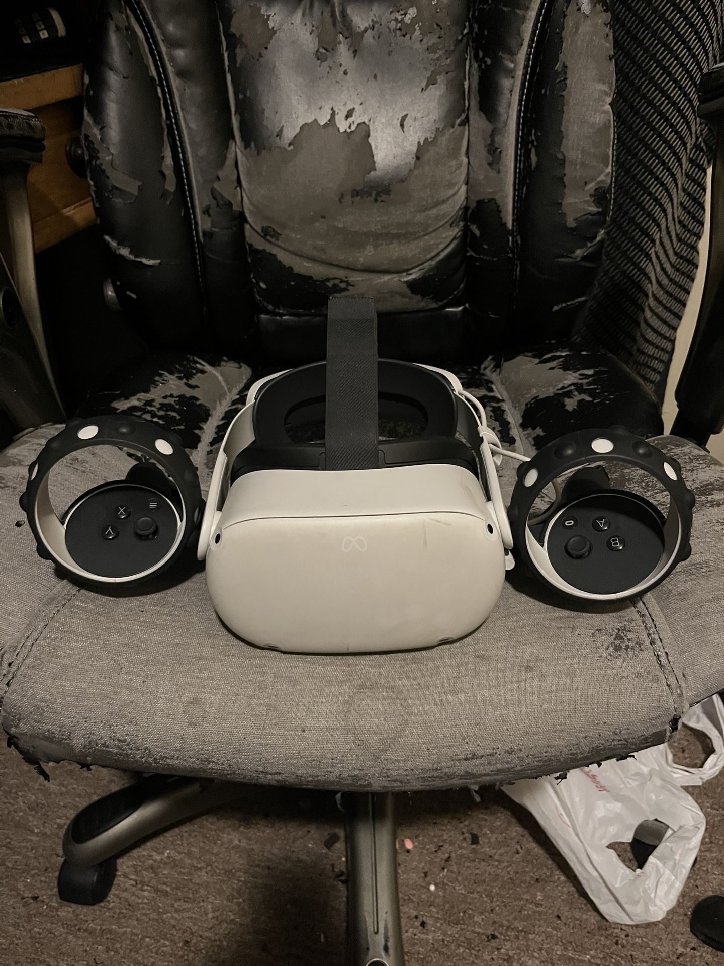 Oculus Quest 2 With Battery Strap And Case And Control Covers 