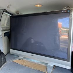 58” Panasonic TV/ Wall Mount Included 