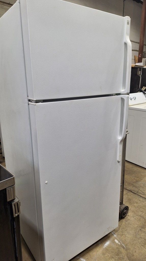 Used GE 28"INCH TOP FREEZER IN EXCELLENT CONDITION WHIT WARRANTY REFRIGERATOR