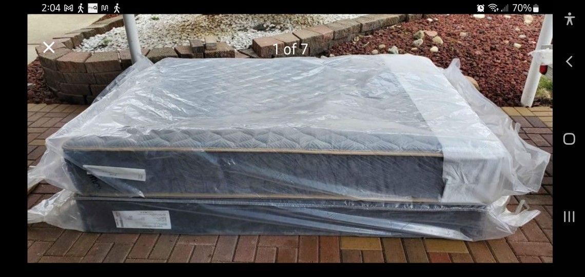 Simmons..Choice...Queen Mattress And Box Set.. Brand new in the original plastic. Never used.
$400 per set....