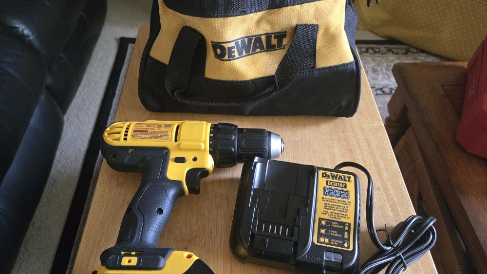 20V MAX Cordless 1/2 in. Drill/Driver, 20V 1.3Ah Batterie, Charger and Bag.