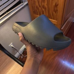 Yeezy Slide Onyx Size 8 (Tryna Sell ASAP)
