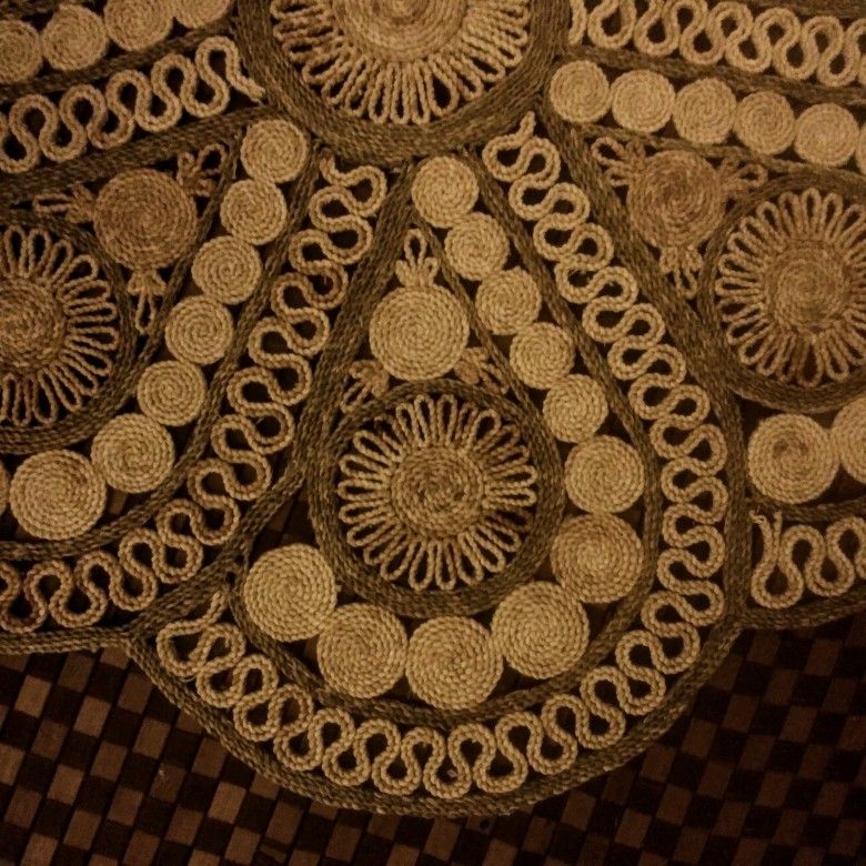 THIS HAS NOT BEEN SOLD, I DON'T KNOW WHY THIS HAD BEEN MARKED SOLD, MY APOLOGIES🌹VINTAGE 1970's BOHO JUTE MAT 3x3 ft In PERFECT CONDITION
