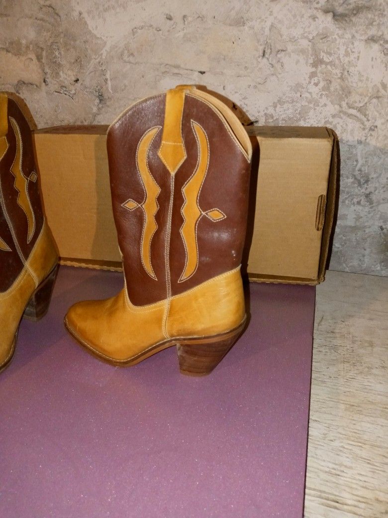 Good Condition women Boots Size 7 1/2.