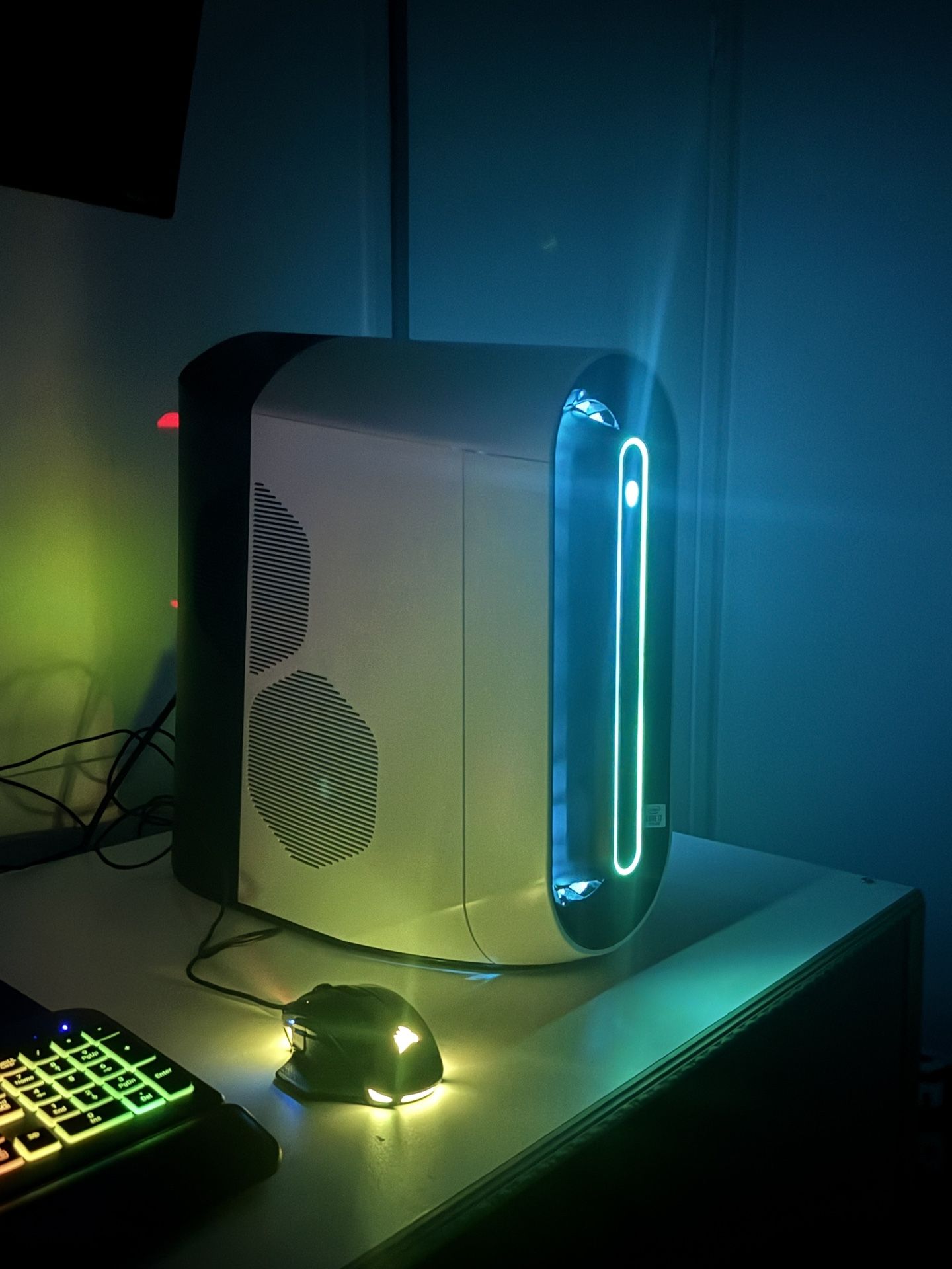 Alienware Aurora R11 – i7 10700 / RTX 2070 SUPER / 16GB / 2TB+256GB SSD GAMING DESKTOP