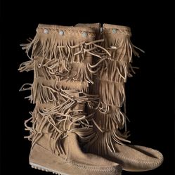 Minnetonka Boots-size 7