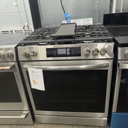 FRIGIDAIRE Gallery 30 in. 6 cu. ft. 5 Burner Slide-In Gas Range