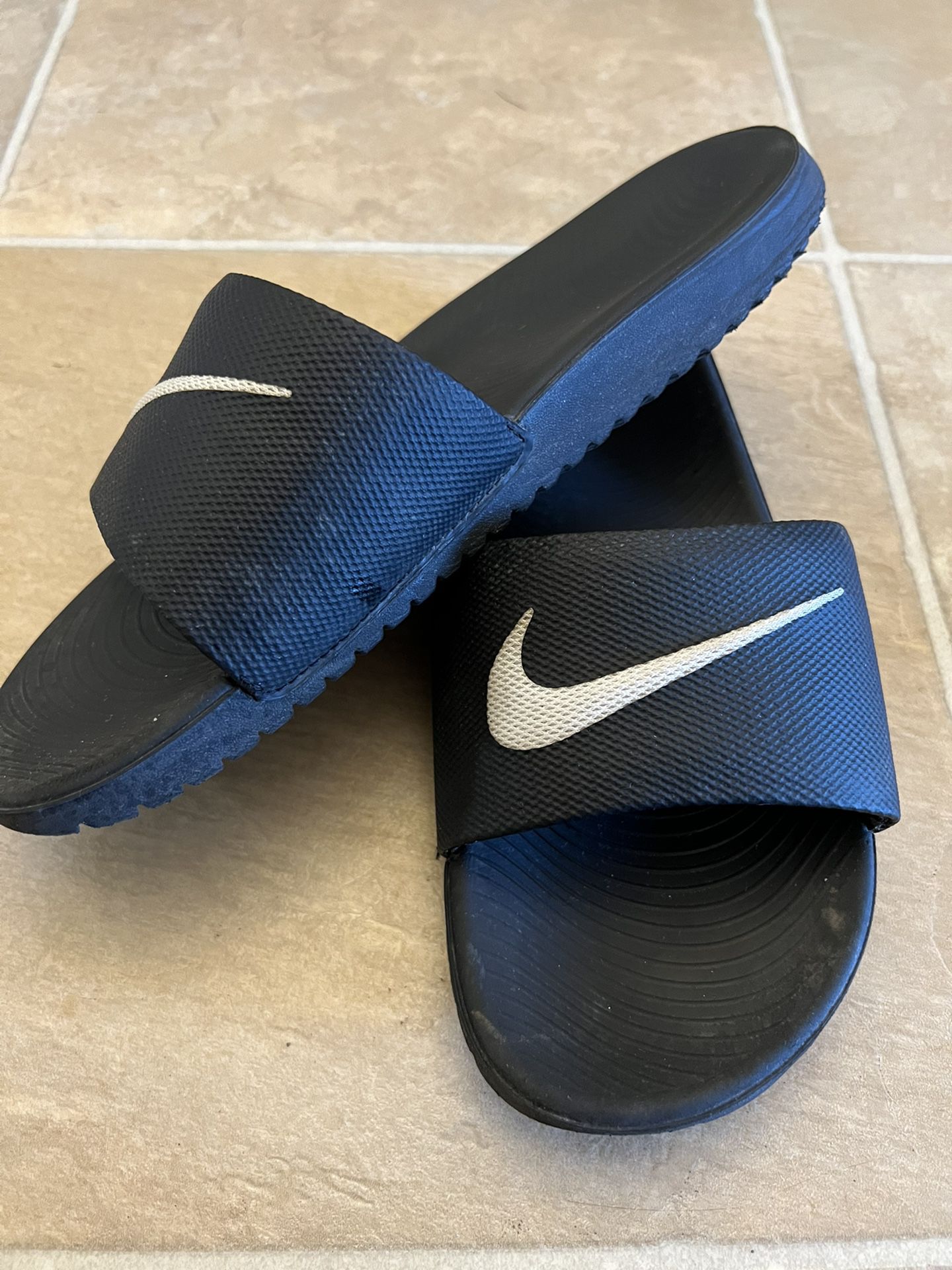 Kids Nike Slides Size 5 for Sale in San Jose, CA - OfferUp