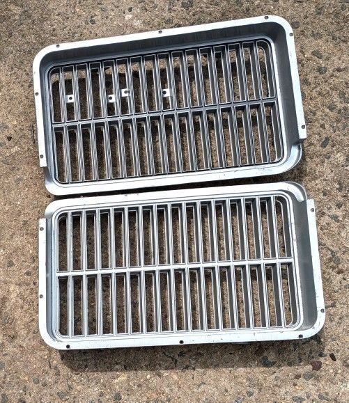 Oldsmobile 71 Front Grill Set