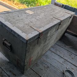 Vintage Military 1942 Demolition Squad Chest Trunk https://offerup.com/redirect/?o=VS5TLkFybXk=