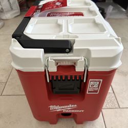 Milwaukee PACKOUT 10 in. Red 16 qt. Compact Cooler New 16 Qt. compact cooler holds ice for up to 30 hrs in ideal setting IP65 rated water resistance P