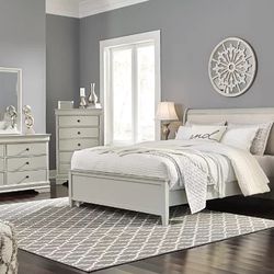 FLOOR MODEL QUEEN BEDROOM SET ! BED FRAME , CHEST , DRESSER, MIRROR AND NIGHT STAND ! GRAY COLOR ! MINAS HOME FURNITURE
