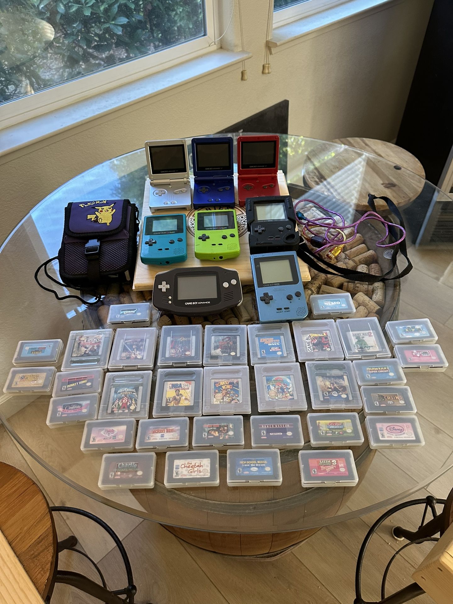 Nintendo Game Boy’s (8) 32 games 2 chargers sync cord and pokemon case all work great shape !!