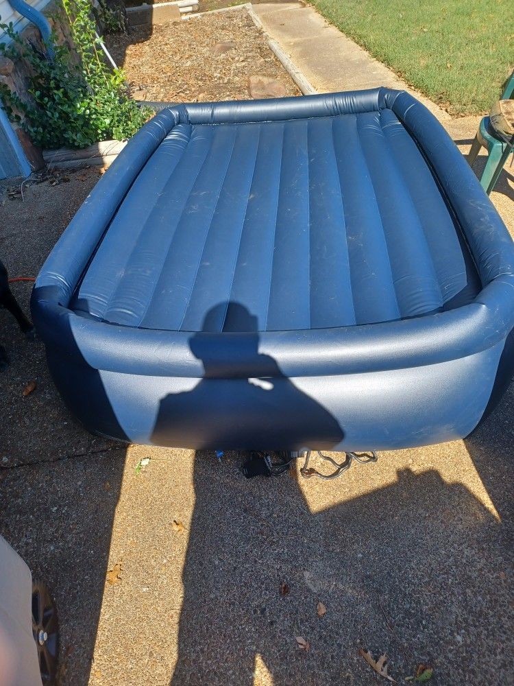 Self inflating air mattress.