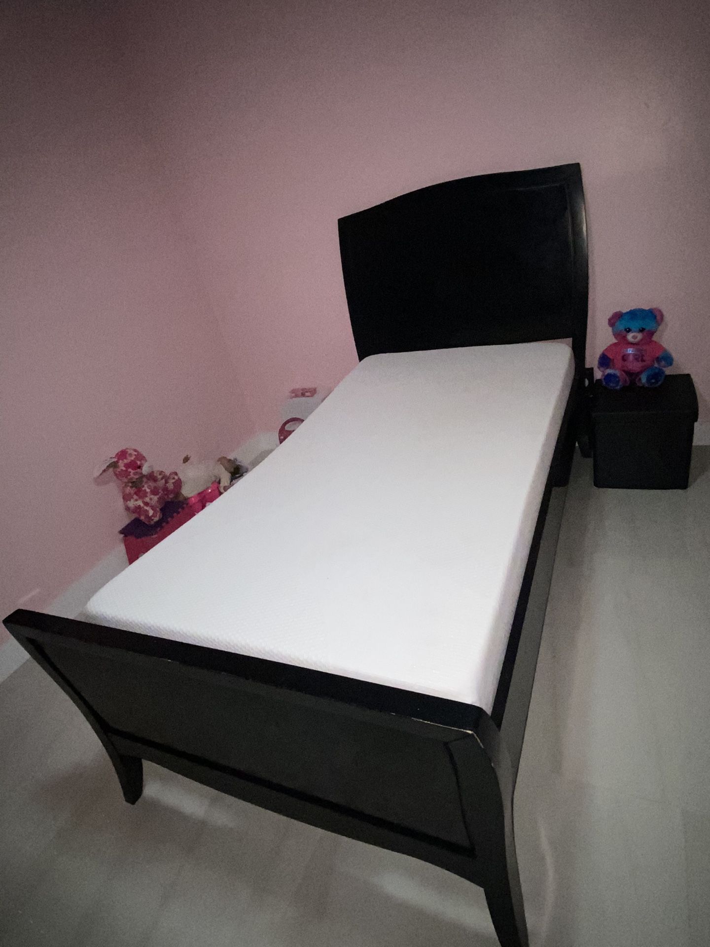 Twin bed good condition new mattress