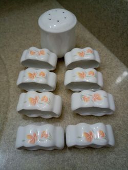 8 Piece Flowered Napkin Rings with Shaker