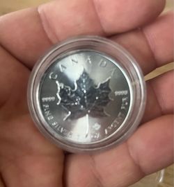 1oz 2016 Canadian maple leaf silver coin.