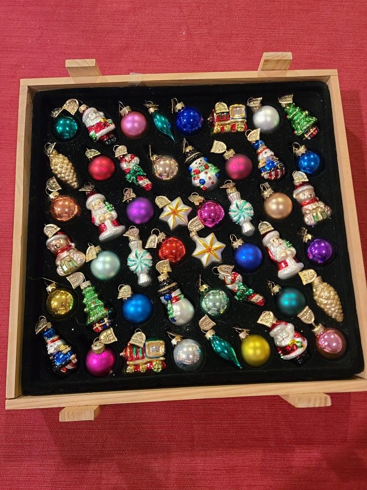 Thomas Pacconi Mini Glass Christmas Ornament Collection  2002 Certificate 48