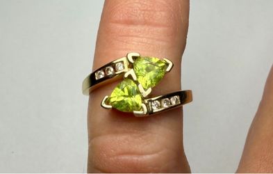 14K Yellow Gold Green Stone Ring – Size 7.25 – 3.37g