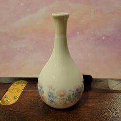 Wedgwood "Angela" Bone China Bud Vase Petite 5.25"   F7