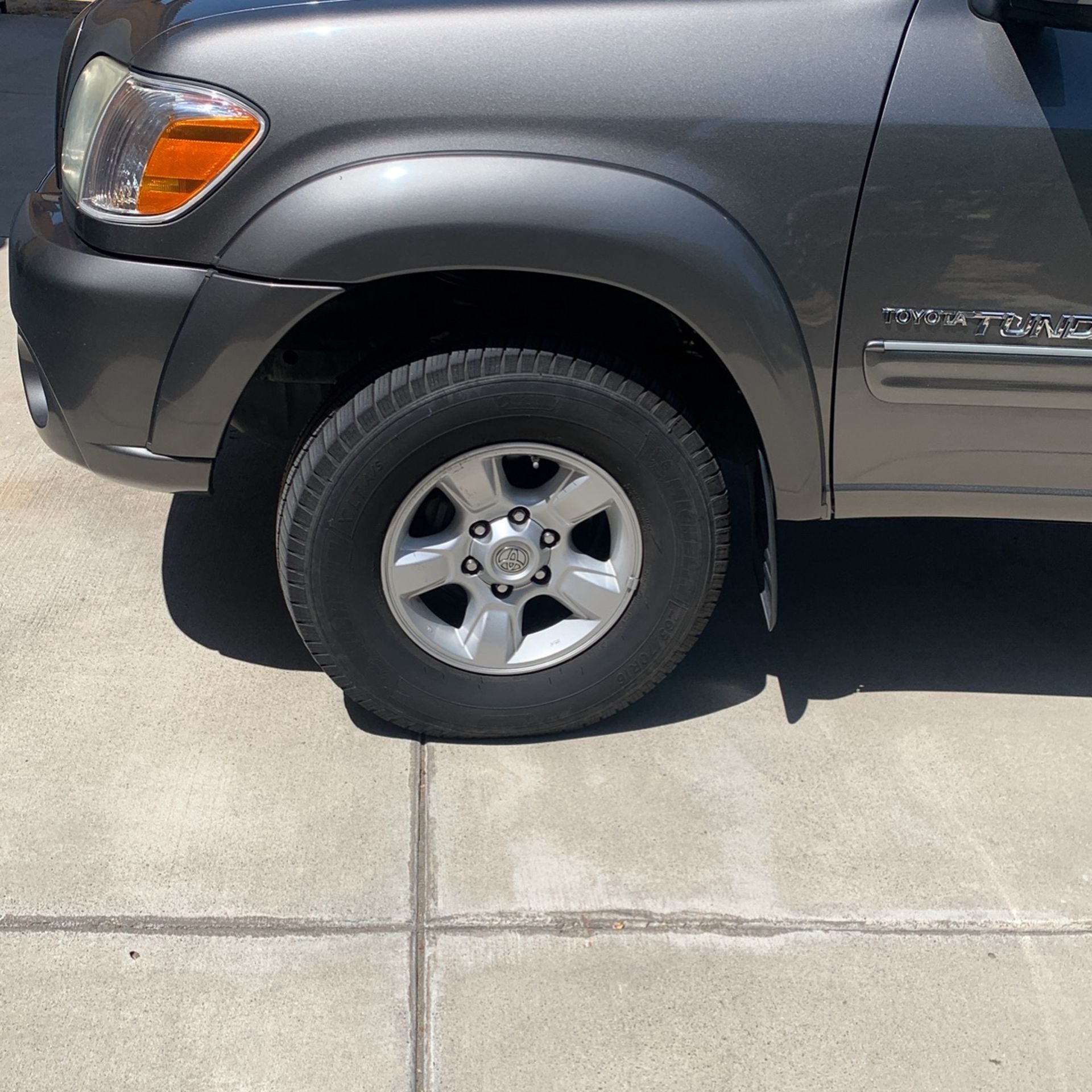2005 Toyota Tundra Wheels & Tire