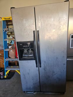 Side by side refrigerator/freezer