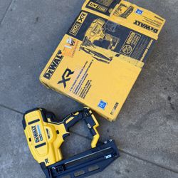 DEWALT 20V MAX XR 16-Gauge Lithium-lon Cordless Finish Nailer (Tool Only)
