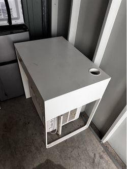 Desk {deleviry available}