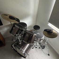 Mapex Voyager 5 piece drum set with cymbals