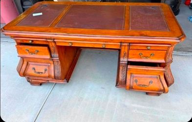 Absolutely Gorgeous Michael Amini Executive Leather Top Desk