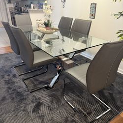 Dining Room Table And Chairs 