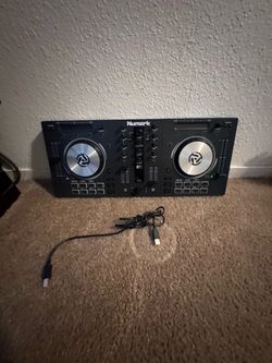 Numark Mixtrack 3 DJ Controller