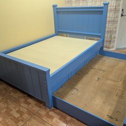 Solid Wood F,ull Size Platform B,ed with T,win Size Trundle. Free delivery same day.
