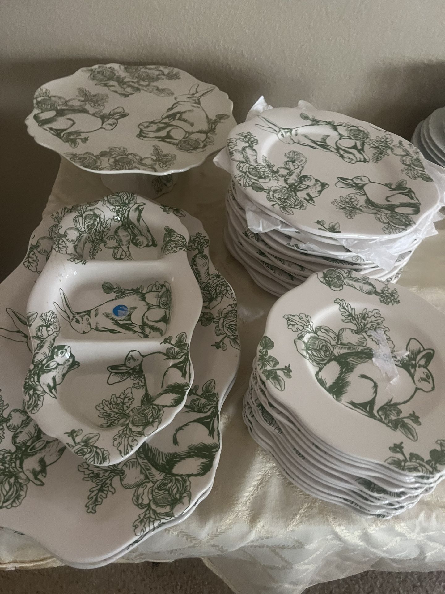 Bonny Toile. Almos New. 28 Pieces
