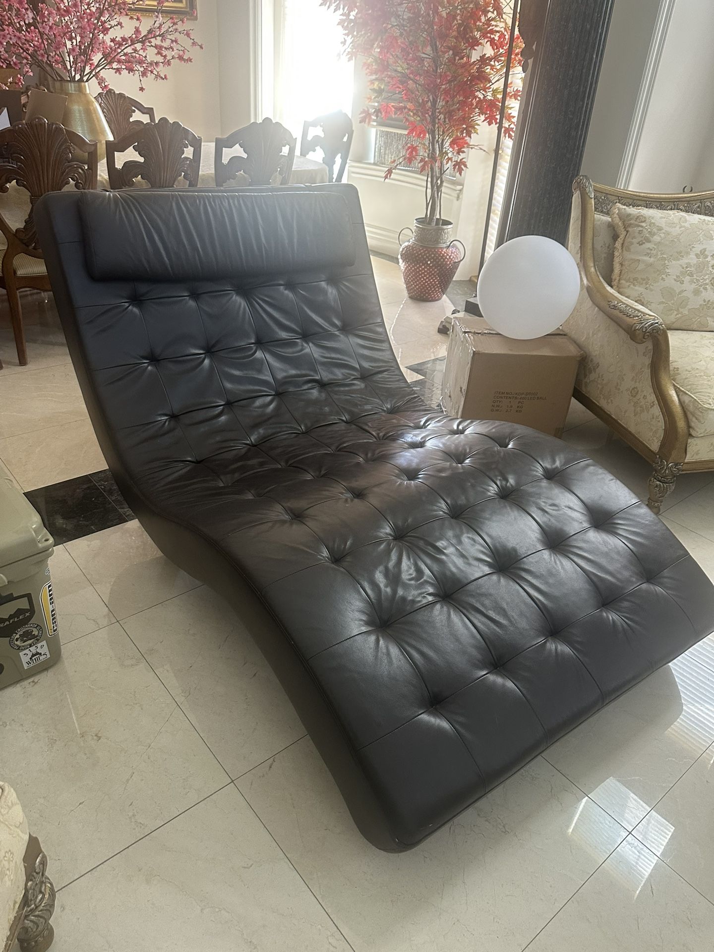 Stendmar Curved Chase Lounge Chair