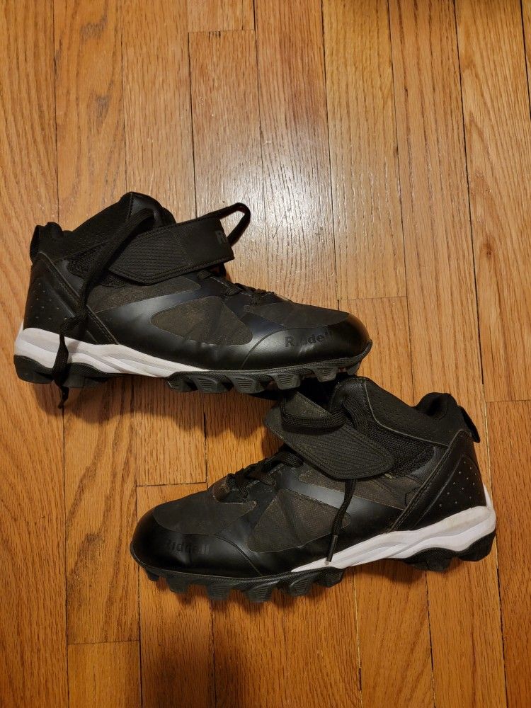 Kids Cleats Size 5 Riddell 