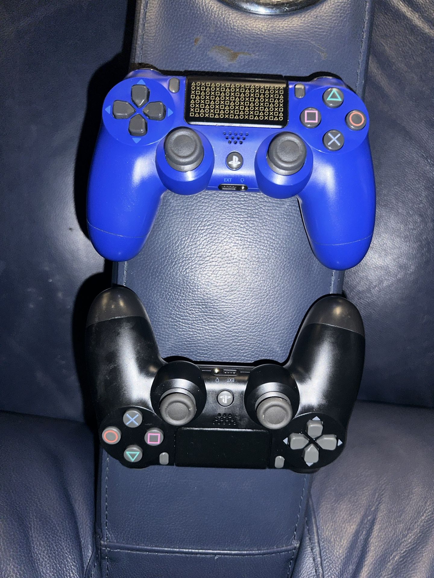 PS4 + 2 Controllers + Call Of Duty Modern Warfare III Installed Video games & Consoles