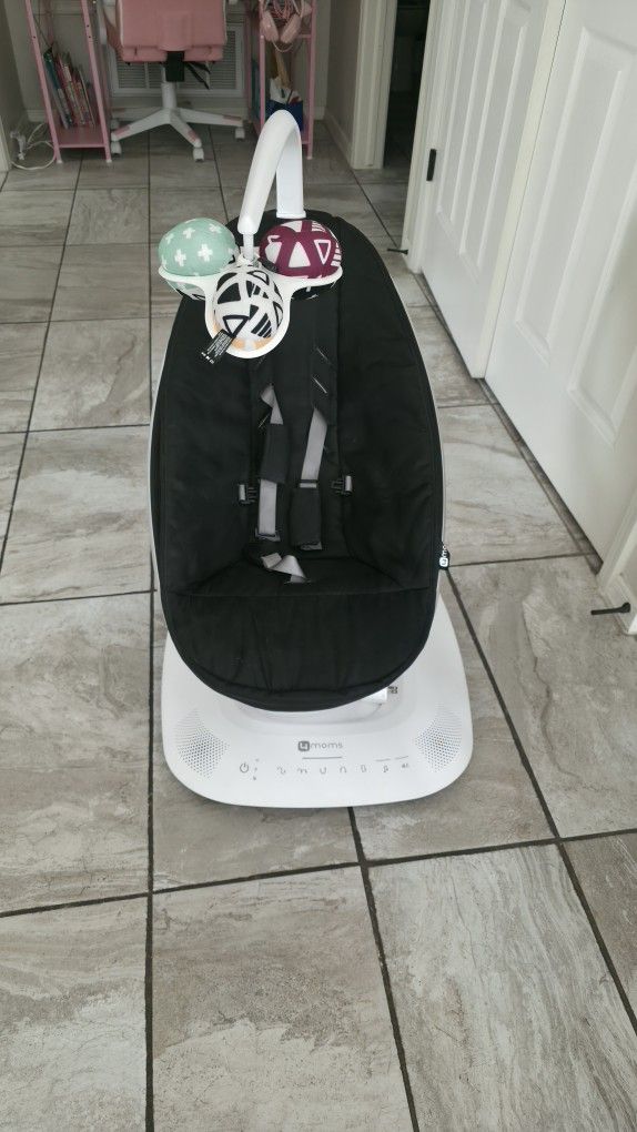 4moms mamaRoo Multi-Motion Baby Swing Smart Connectivity - Black