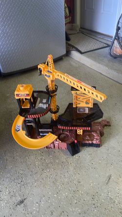CAT Little Machines Construction Site Toy Playset with Crane