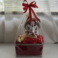 Valentine’s Day’s Kuromi With External Roses And Chocolates 