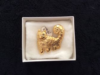 Gold cat pin