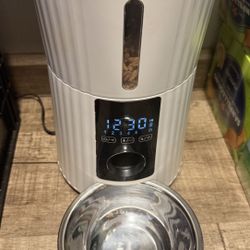 Automatic Cat Feeder (Excellent Condition)